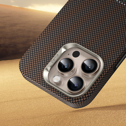 Apple iPhone 16 Pro Max Kılıf M-safe Şarj Özellikli Karbon Fiber Tasarımlı Benks Prestige ArmorPro Kevlar Kapak Gold