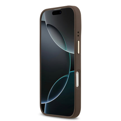 Apple iPhone 17 Kılıf Guess Orjinal Lisanslı M-safe Şarj Özellikli 4G Desenli PU Metal Plaka Klasik Logolu Kapak Kahverengi