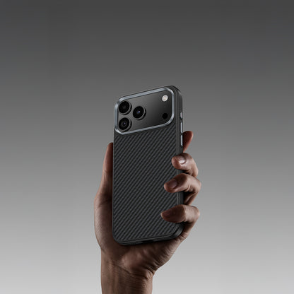 Apple iPhone 17 Kılıf Karbon Fiber M-safe Şarj Özellikli Benks Hybrid ArmorPro 600D Kevlar Kapak Siyah