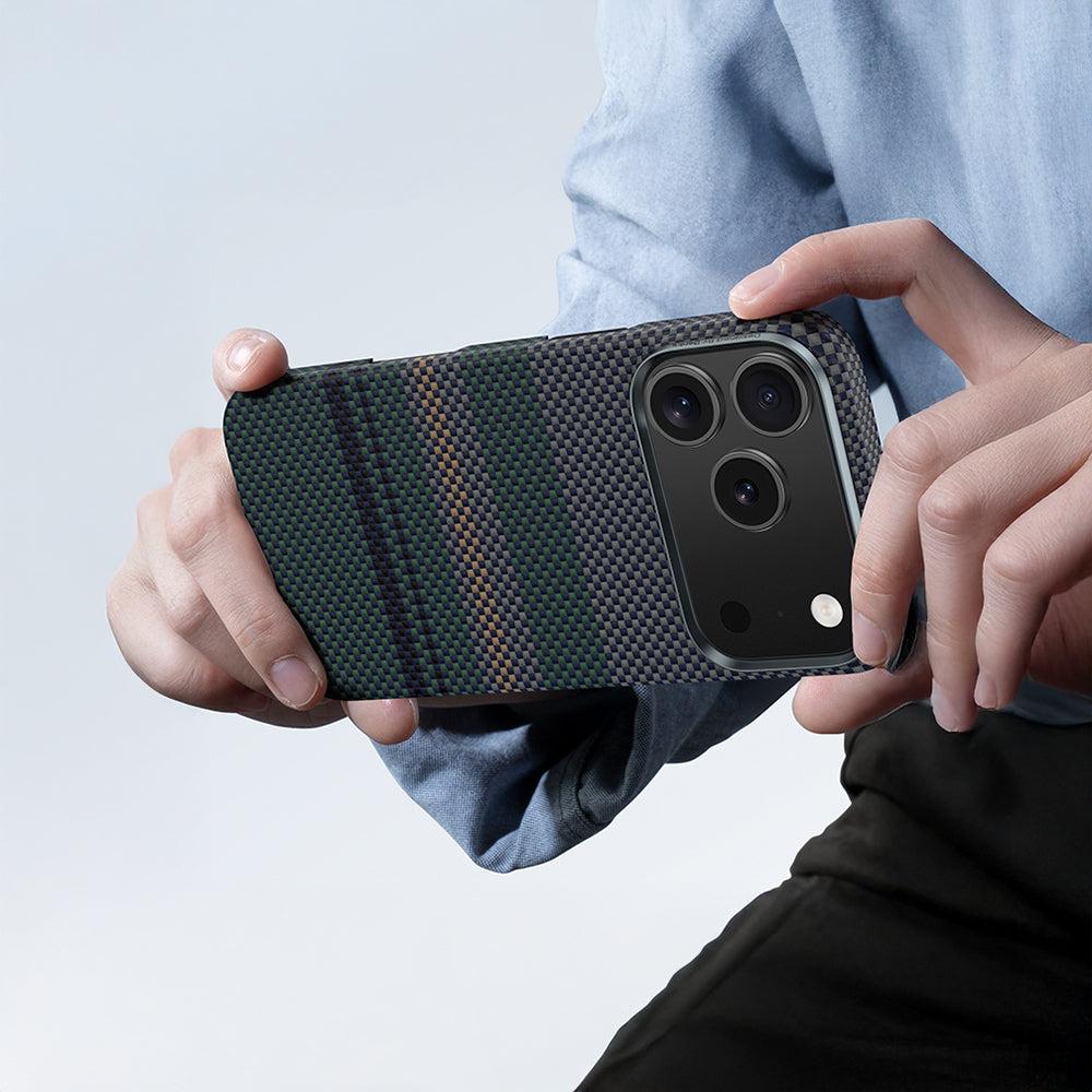 Apple iPhone 17 Kılıf M-safe Şarj Özellikli Karbon Fiber Tasarımlı Benks Aurora ArmorAir Kevlar Kapak Siyah