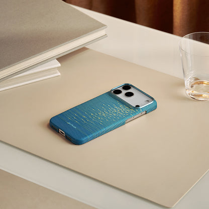 Apple iPhone 17 Pro Max Kılıf M-safe Şarj Özellikli Aramid Fiber Pitaka Glints of Gold Ultra Slim Serisi Kapak Gold