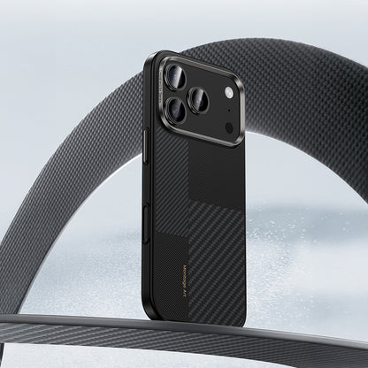 Apple iPhone 17 Pro Max Kılıf M-safe Şarj Özellikli Karbon Fiber Benks Montage Hybrid ArmorPro Kevlar Kapak Siyah