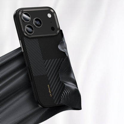 Apple iPhone 17 Pro Max Kılıf M-safe Şarj Özellikli Karbon Fiber Benks Montage Hybrid ArmorPro Kevlar Kapak Siyah