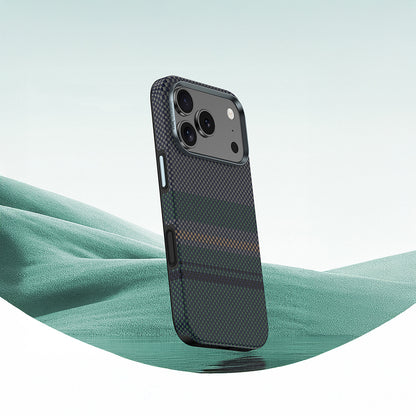 Apple iPhone 17 Pro Max Kılıf M-safe Şarj Özellikli Karbon Fiber Tasarımlı Benks Aurora ArmorPro Kevlar Kapak Yeşil