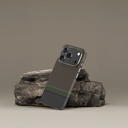 Apple iPhone 17 Pro Max Kılıf M-safe Şarj Özellikli Karbon Fiber Tasarımlı Benks Prestige ArmorPro Kevlar Kapak Gold