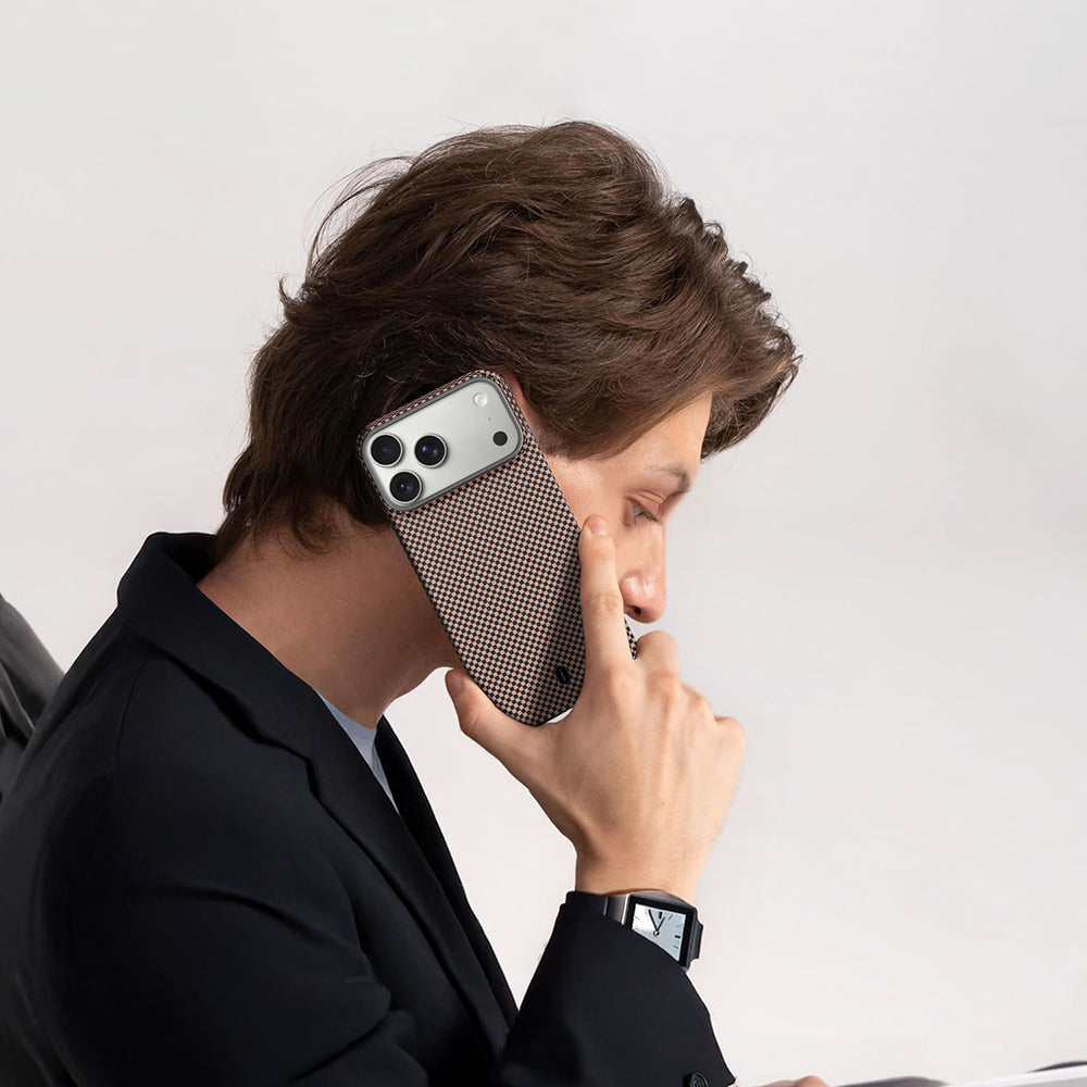 Apple iPhone 17 Pro Max Kılıf Wiwu DCC-208 M-safe Şarj Özellikli Aramid Fiber Tasarım Kevlar Kapak Gold