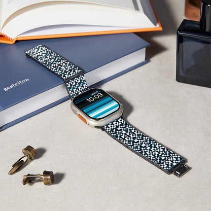 Apple Watch Serisi Uyumlu Aramid Fiber ve Karbon Fiber Pitaka Dreamland ChromaCarbon Serisi Mosaic Universal Kordon Mavi-Beyaz