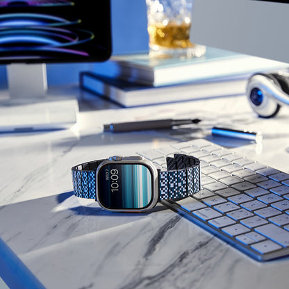 Apple Watch Serisi Uyumlu Aramid Fiber ve Karbon Fiber Pitaka Dreamland ChromaCarbon Serisi Mosaic Universal Kordon Mavi-Beyaz