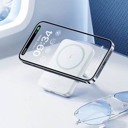 Benks MP09 M-safe Magnetik Standlı İnce Tasarımlı Powerbank 6000mAh Siyah