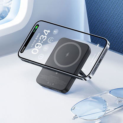 Benks MP09 M-safe Magnetik Standlı İnce Tasarımlı Powerbank 6000mAh Beyaz