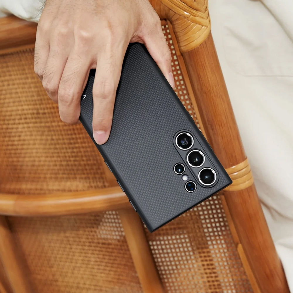 Galaxy S24 Ultra Kılıf M-safe Şarj Özellikli Aramid Fiber 3 Fonksiyon Butonlu Pitaka PinButton Serisi Kapak Siyah-Gri