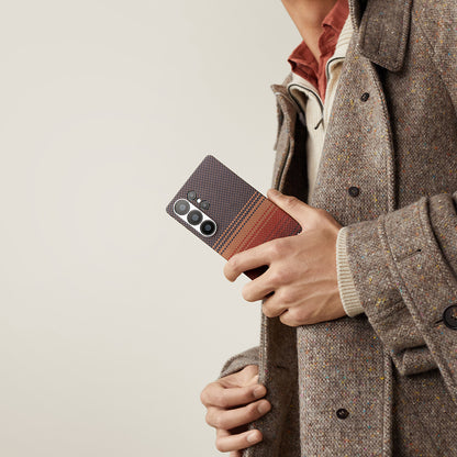 Galaxy S25 Ultra Kılıf M-safe Şarj Özellikli Aramid Fiber Pitaka Tactile Woven Sunset-Moonrise Serisi Kapak Kahverengi