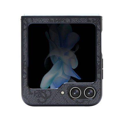 Galaxy Z Flip 5 Kılıf Guess Orjinal Lisanslı PU Deri Taşlı Üçgen Logo 4G Desenli Strass Kapak Siyah