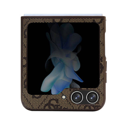 Galaxy Z Flip 5 Kılıf Guess Orjinal Lisanslı PU Deri Taşlı Üçgen Logo 4G Desenli Strass Kapak Kahverengi