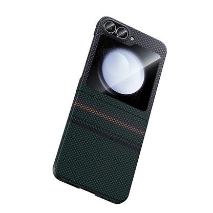 Galaxy Z Flip 6 Kılıf Karbon Fiber Tasarımlı Benks Aurora ArmorAir Kevlar Kapak Siyah