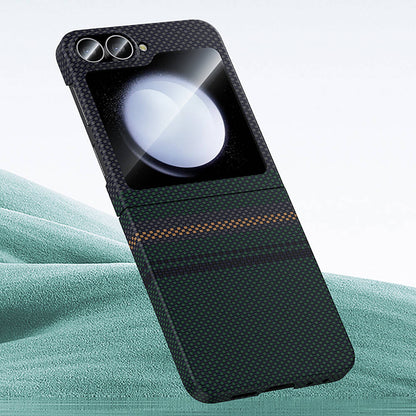 Galaxy Z Flip 6 Kılıf Karbon Fiber Tasarımlı Benks Aurora ArmorAir Kevlar Kapak Siyah