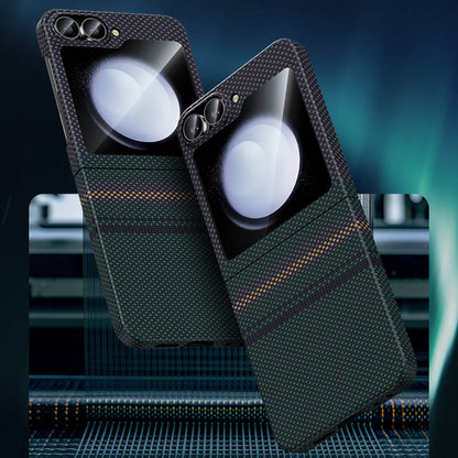 Galaxy Z Flip 6 Kılıf Karbon Fiber Tasarımlı Benks Aurora ArmorAir Kevlar Kapak Siyah