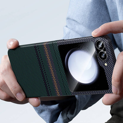 Galaxy Z Flip 6 Kılıf Karbon Fiber Tasarımlı Benks Aurora ArmorAir Kevlar Kapak Siyah