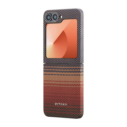 Galaxy Z Flip 6 Kılıf M-safe Şarj Özellikli Aramid Fiber Pitaka Tactile Woven Sunset-Moonrise Serisi Sunset Kapak Kahverengi