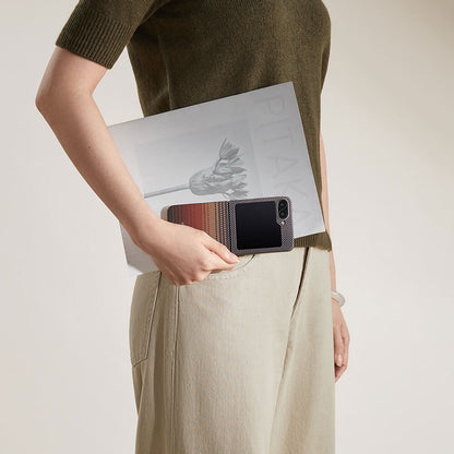 Galaxy Z Flip 6 Kılıf M-safe Şarj Özellikli Aramid Fiber Pitaka Tactile Woven Sunset-Moonrise Serisi Sunset Kapak Kahverengi