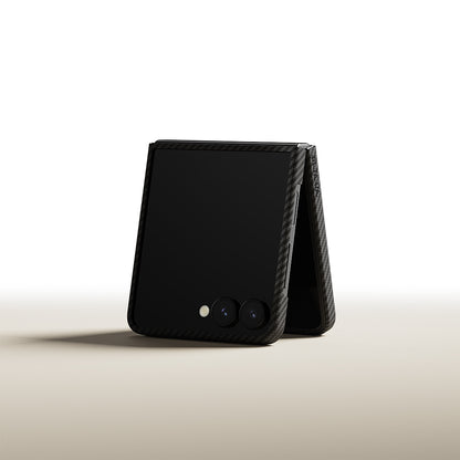 Galaxy Z Flip 7 Kılıf M-safe Şarj Özellikli 600D Aramid Fiber Pitaka Ultra-Slim Classic Serisi Black-Grey Twill Kapak Siyah-Gri