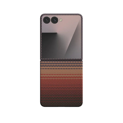 Galaxy Z Flip 7 Kılıf M-safe Şarj Özellikli Aramid Fiber Pitaka Tactile Woven Sunset-Moonrise Serisi Kapak Kahverengi