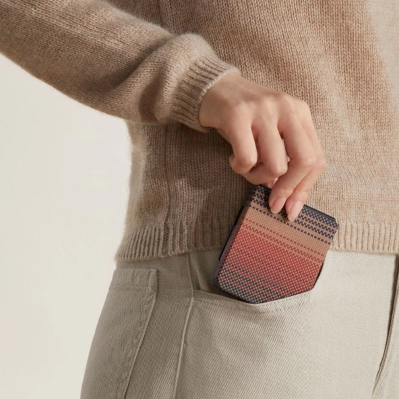 Galaxy Z Flip 7 Kılıf M-safe Şarj Özellikli Aramid Fiber Pitaka Tactile Woven Sunset-Moonrise Serisi Kapak Kahverengi