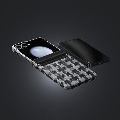 Galaxy Z Flip 7 Kılıf M-safe Şarj Özellikli Ekose Tasarımlı Benks ArmorAir ArmorVichy Kevlar Kapak Siyah