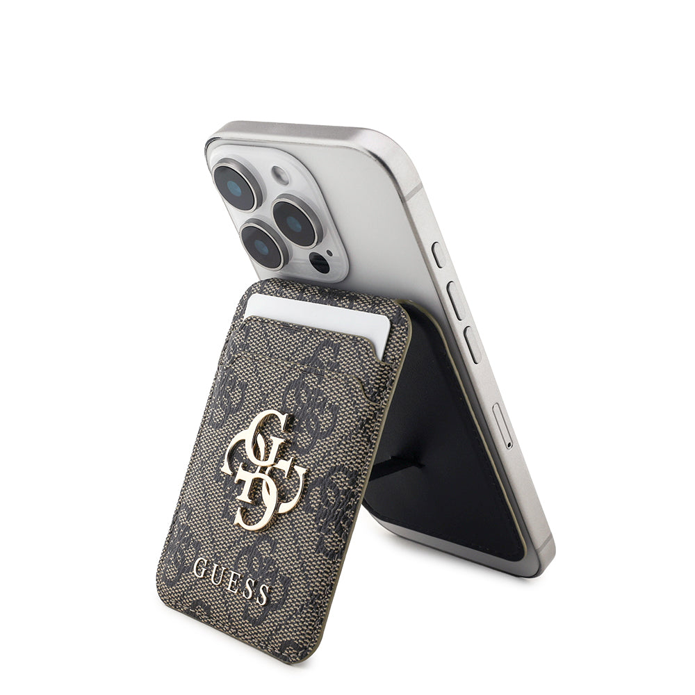 Guess Orjinal Lisanslı PU Deri 4G Desenli Metal Büyük 4G ve Yazı Logolu Standlı Magnetik Kartlık Kahverengi