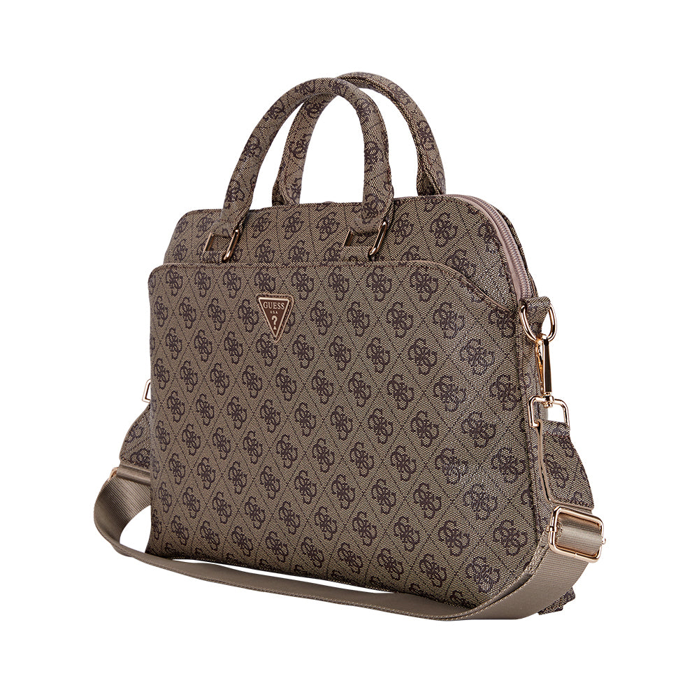 Guess Orjinal Lisanslı 4G Desenli Üçgen Logolu Omuz Askılı 15 inç Laptop Çantası Kahverengi