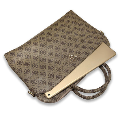 Guess Orjinal Lisanslı 4G Desenli Üçgen Logolu Omuz Askılı 15 inç Laptop Çantası Kahverengi
