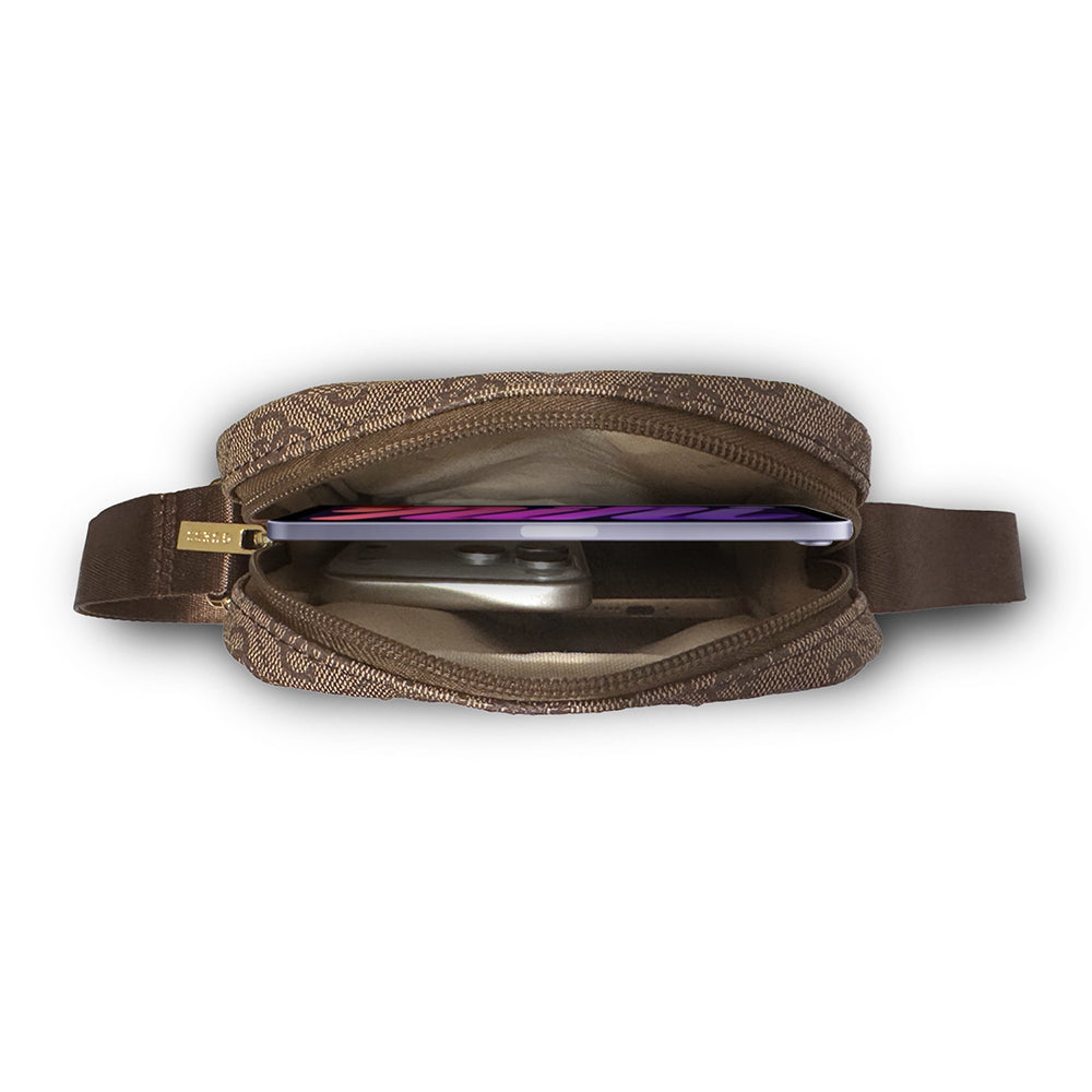 Guess Orjinal Lisanslı Metal Logolu Fermuarlı 8 inç Çapraz Askılı Tablet Çantası Kahverengi