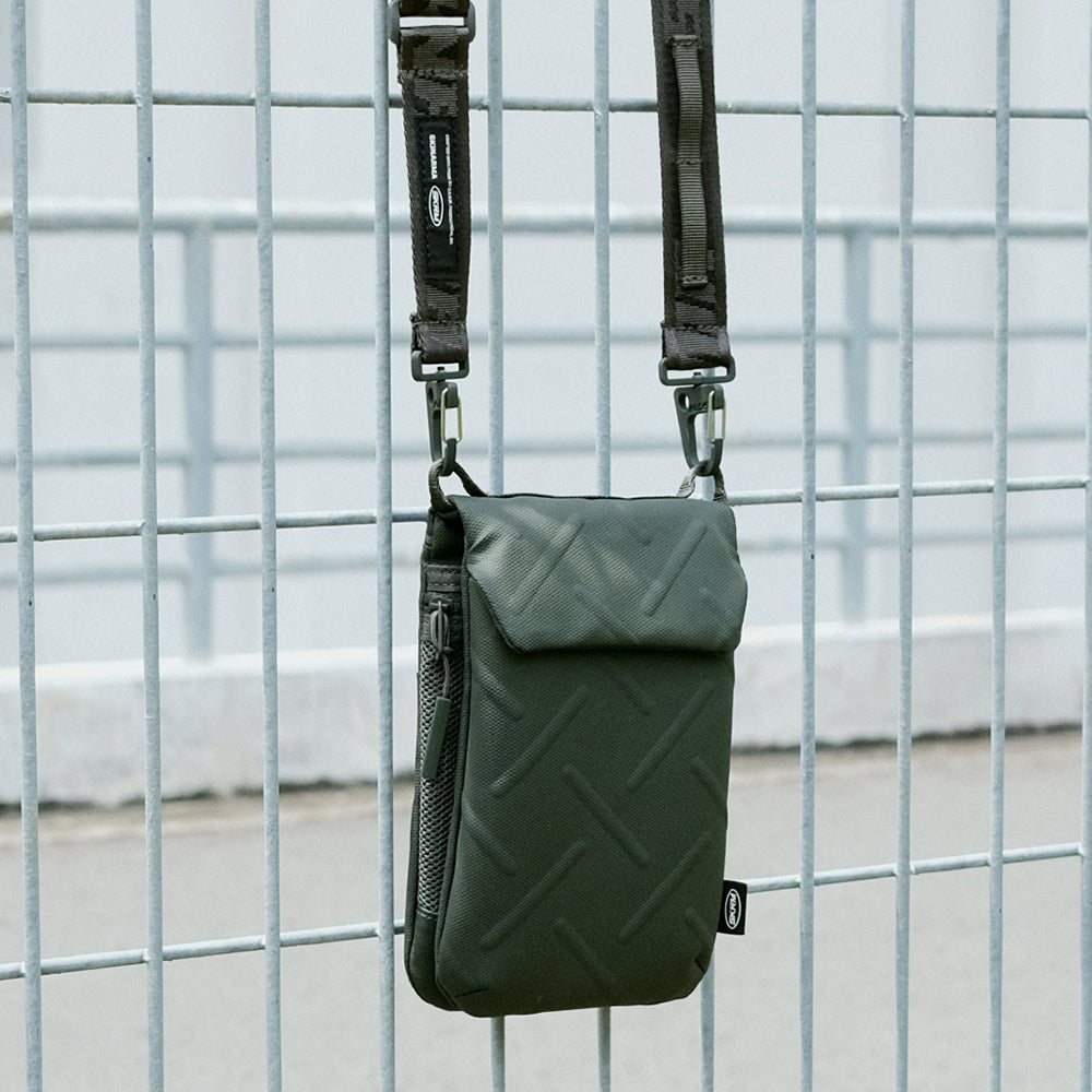 Skinarma Sling Pouch Juno Cross-Hatch Desenli Naylon Scout Boyun Askı Kayışlı Çapraz Vücut Çantası Siyah