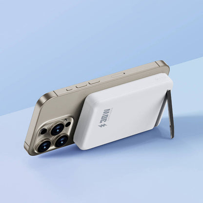 Wiwu Wi-P031 Qi2 Şarj Teknolojili LED Işık Göstergeli Standlı 30W Taşınabilir M-safe Wireless Powerbank 10.000mAh Beyaz